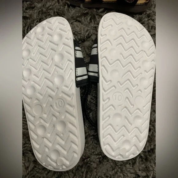 Bundle of 4 pair of Toddler Slides/Sandals - Picture 6 of 9